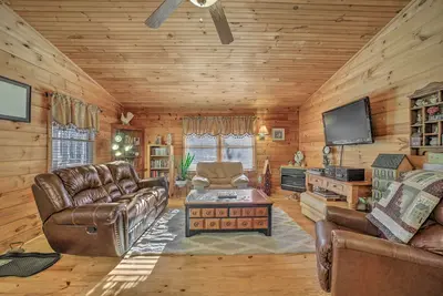 Image de 11 Mi to Dtwn: Franklin Cabin w/ Porch!