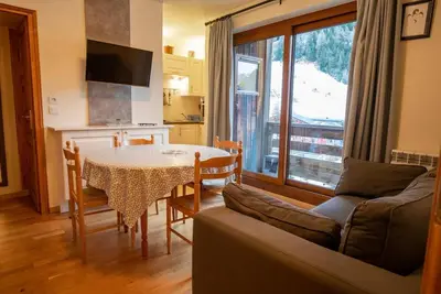 Image de 30m du centre station, 2ème étage, balcon, parking, télévision, casier à ski, 35m², La Norma