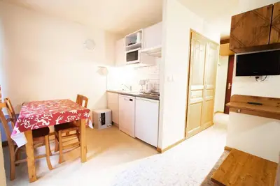 Image de 240m du centre station, 4ème étage, balcon, télévision, casier à ski, 23m², La Norma