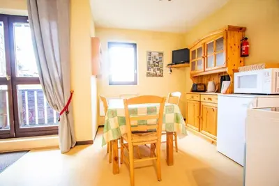 Image de 50m du centre station, 1er étage, balcon, parking, télévision, casier à ski, 30m², La Norma