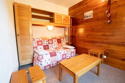 Image de 240m du centre station, 2ème étage, balcon, télévision, casier à ski, 25m², La Norma