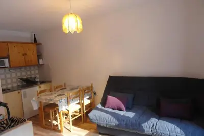 Image de 30m du centre station, 2ème étage, balcon, parking, télévision, casier à ski, 27m², La Norma