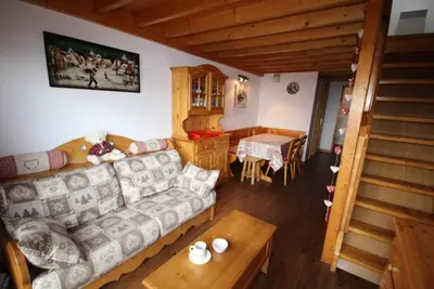 Image de 100m du centre station, 2ème étage, vue pistes de ski, balcon, télévision, casier à ski, 46m²