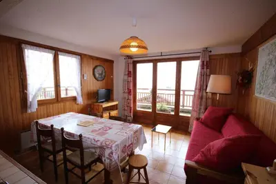 Image de 200m des commerces, Rez-de-chaussée, vue pistes de ski, terrasse, télévision, casier à ski, 32m²