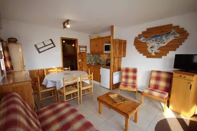 Image de 200m du centre station, 1er étage, vue pistes de ski, balcon, télévision, casier à ski, 30m²