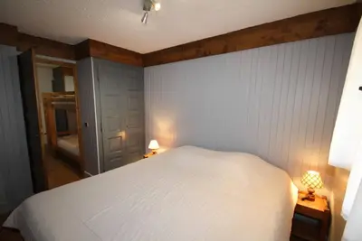Image de 10m du centre station, 3ème étage, vue pistes de ski, balcon, cheminée ou poêle à bois, télévision