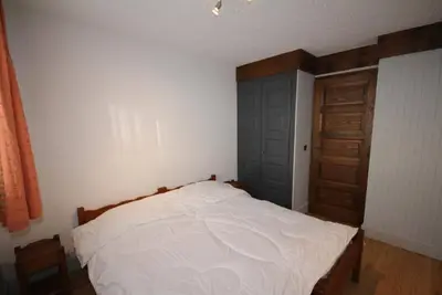 Image de 10m du centre station, 3ème étage, vue pistes de ski, balcon, cheminée ou poêle à bois, télévision
