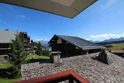 Image de 100m du centre station, 1er étage, vue pistes de ski, balcon, télévision, casier à ski, 26m²