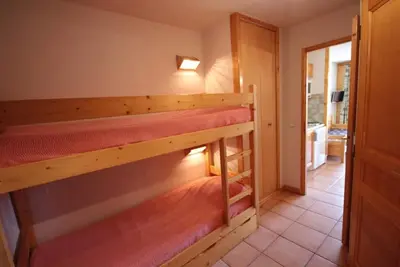 Image de 200m du centre station, 1er étage, vue pistes de ski, balcon, télévision, casier à ski, 24m²