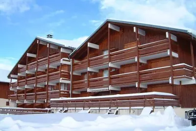 Image de 250m du centre station, 2ème étage, vue pistes de ski, balcon, télévision, casier à ski, 24m²