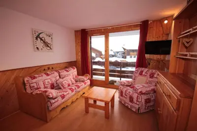 Image de 100m du centre station, 1er étage, vue pistes de ski, balcon, télévision, casier à ski, 23m²