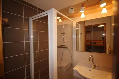 Image de 100m du centre station, 2ème étage, vue pistes de ski, balcon, télévision, casier à ski, 23m²