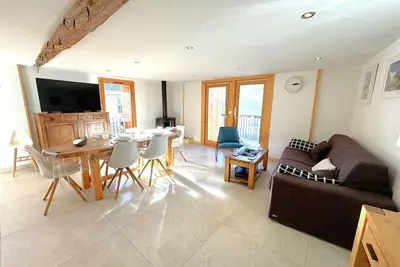 Image de 300m du centre station, Rez-de-chaussée, balcon, cheminée ou poêle à bois, télévision, casier à ski