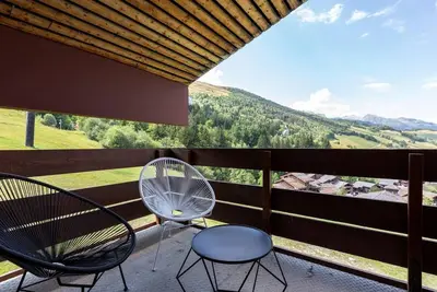 Image de 2ème étage, vue pistes de ski, balcon, télévision, casier à ski, 45m², Valmorel