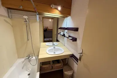 Image de 200m du centre station, 2ème étage, vue pistes de ski, balcon, télévision, casier à ski, 24m²
