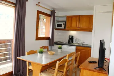 Image de 200m du centre station, 4ème étage, vue montagne, balcon, télévision, casier à ski, 31m²