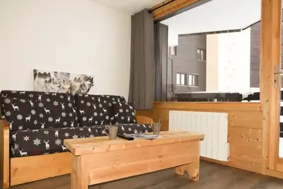 Image de À 30m des pistes de ski, 2ème étage, vue montagne, balcon, parking, télévision, casier à ski, 32m²