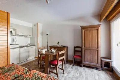 Image de 100m du centre station, 2ème étage, télévision, casier à ski, 34m², Brides Les Bains