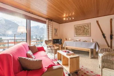 Image de 200m des commerces, 3ème étage, balcon, cheminée ou poêle à bois, parking, télévision, casier à ski