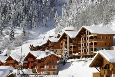 Image de À 250m des pistes de ski, Rez-de-chaussée, terrasse, balcon, télévision, casier à ski, 65m²