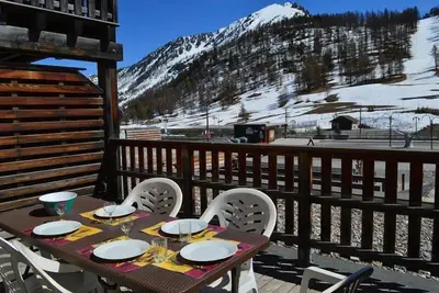 Image de 10m du centre station, 1er étage, vue pistes de ski, terrasse, télévision, casier à ski, 30m²