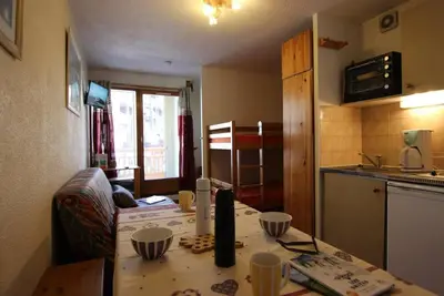 Image de 100m du centre station, 2ème étage, balcon, télévision, casier à ski, 24m², Val Thorens