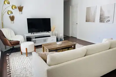 Image de Stadium Bungalow l Walking Distance From University l Private Parking