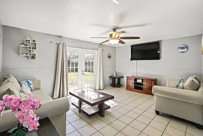 Image de Pet Friendly | Newly Remodeled 3br/1. 5ba house | @Downtown & 9 mins to beach