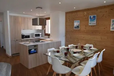 Image de 3ème étage, balcon, cheminée ou poêle à bois, parking, télévision, casier à ski, 73m², Montgenèvre