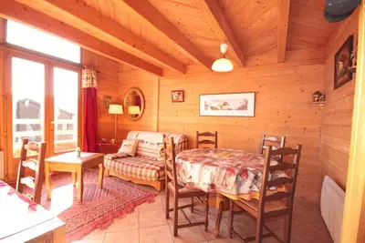 Image de 100m du centre station, 3ème étage, vue pistes de ski, balcon, télévision, casier à ski, 31m²