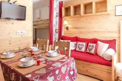 Image de À 200m des pistes de ski, 1er étage, balcon, télévision, casier à ski, 24m², Les Menuires