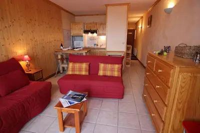 Image de 100m du centre station, étage -1, vue pistes de ski, balcon, télévision, casier à ski, 30m²