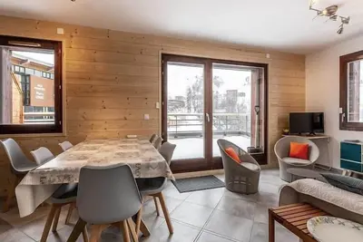 Image de 100m des commerces, 4ème étage, vue station, terrasse, télévision, casier à ski, 60m², La Plagne