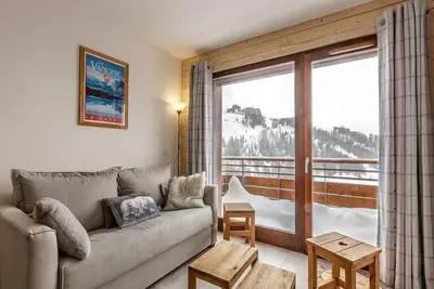 Image de 100m des commerces, 5ème étage, vue montagne, balcon, télévision, casier à ski, 55m², La Plagne