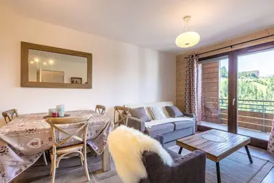 Image de 100m des commerces, 4ème étage, vue montagne, balcon, télévision, casier à ski, 35m², La Plagne