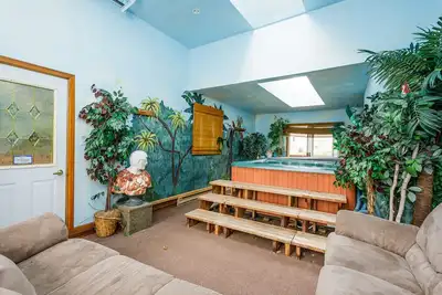 Image de Blue Mountain Chalet, Just 2 minutes from the hill.