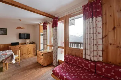 Image de 150m du centre station, 2ème étage, vue montagne, balcon, télévision, casier à ski, 58m²