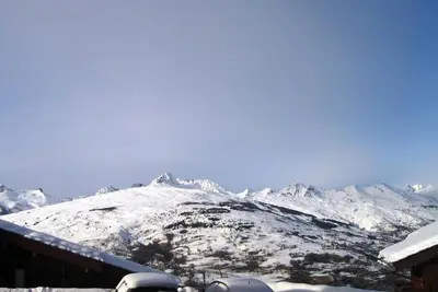 Image de À 80m des pistes de ski, 1er étage, vue montagne, balcon, télévision, casier à ski, 26m²