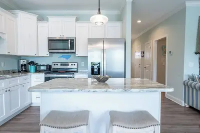 Image de brand-new 2 bed\/2 bath duplex in historic downtown Southport