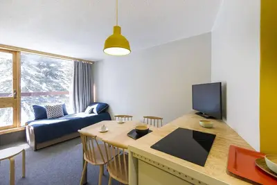 Image de 50m du centre station, 2ème étage, vue forêt, balcon, télévision, casier à ski, 27m², Les Arcs