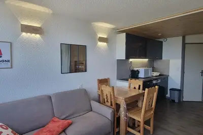 Image de À 10m des pistes de ski, vue montagne, balcon, télévision, casier à ski, 26m², La Plagne
