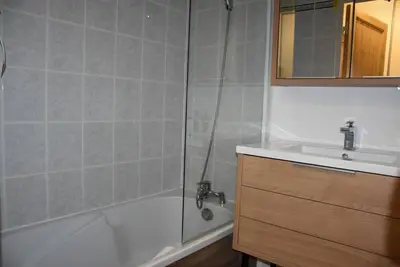 Image de 200m du centre station, 1er étage, piscine, balcon, parking, télévision, casier à ski, 36m²