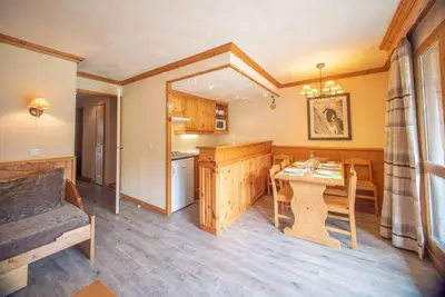 À 240m des pistes de ski, 1er étage, vue station, balcon, télévision, casier à ski, 44m², Valmorel