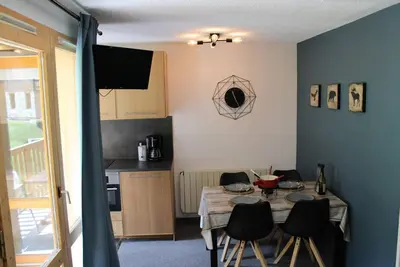 Image de 100m du centre station, 1er étage, balcon, télévision, casier à ski, 28m², La Plagne
