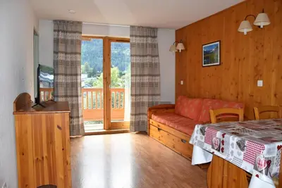Image de 200m du centre station, 3ème étage, piscine, balcon, parking, télévision, casier à ski, 36m²