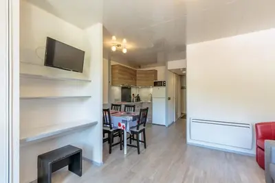 Image de 10m du centre station, 2ème étage, vue pistes de ski, balcon, télévision, casier à ski, 35m²