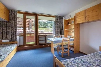 Image de 20m du centre station, 1er étage, vue pistes de ski, balcon, casier à ski, 21m², La Plagne