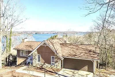 Image de The View on Lake Lanier lake view & dock.