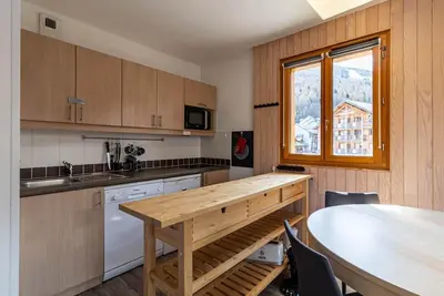 Image de 150m du centre station, 6ème étage, remise en forme, piscine, balcon, télévision, casier à ski, 33m²