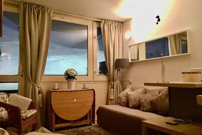 Image de 10m du centre station, vue pistes de ski, balcon, télévision, casier à ski, 26m², La Plagne
